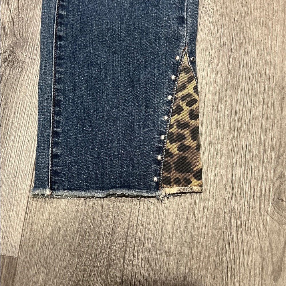 Inc Straight Leg Regular Fit Leopard Print/Silver Accents Distressed Jeans, sz 4 - Picture 2 of 8